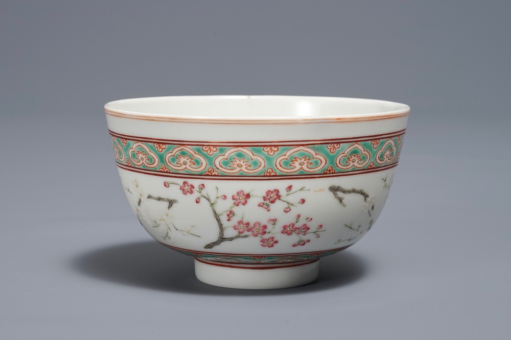 A Chinese famille rose bowl with floral design, Shen De Tang Zhi mark, 19/20th C.